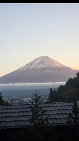 23/10/2025 fujikawaguchiko หิมะแรกบนภูเขาไฟฟูจิสวยงามมาก