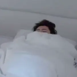 hoon baru bangun aja ganteng, btw tu kaki putih bener dah😭 #sunghoon #enhypen 