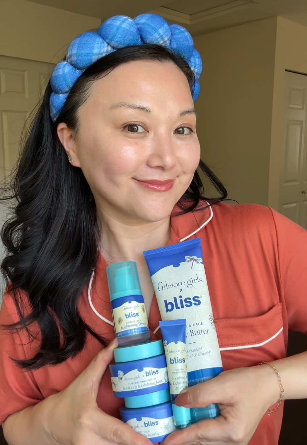 ☕🍂 Leaves are crunchy, coffee’s bottomless, and my skincare is wrapped in Stars Hollow charm. #BlissPartner The @gilmoregirls x @bliss collection is basically fall’s love language — pumpkin masks, cozy body butter, and just enough nostalgia to make every night feel like Friday night dinner. Because honestly, self-care should be as essential as a coffee refill. 💛 #gilmoregirls #gilmoregirlsxbliss #gilmoregirls25 #blissskincare 🙋🏻‍♀️ “What’s your favorite Gilmore Girls moment or character?” Let me know in the comments! . . . . . . . . . . . . Bliss skincare, gilmore girls season, clean skincare, skincare tips, best anti-aging cream 2025, seattle blogger, seattle influencer, body care products, fall skin tips, bodycare products, bodycare routine, fall skincare, bliss x Gilmore girls, Gilmore girls 25