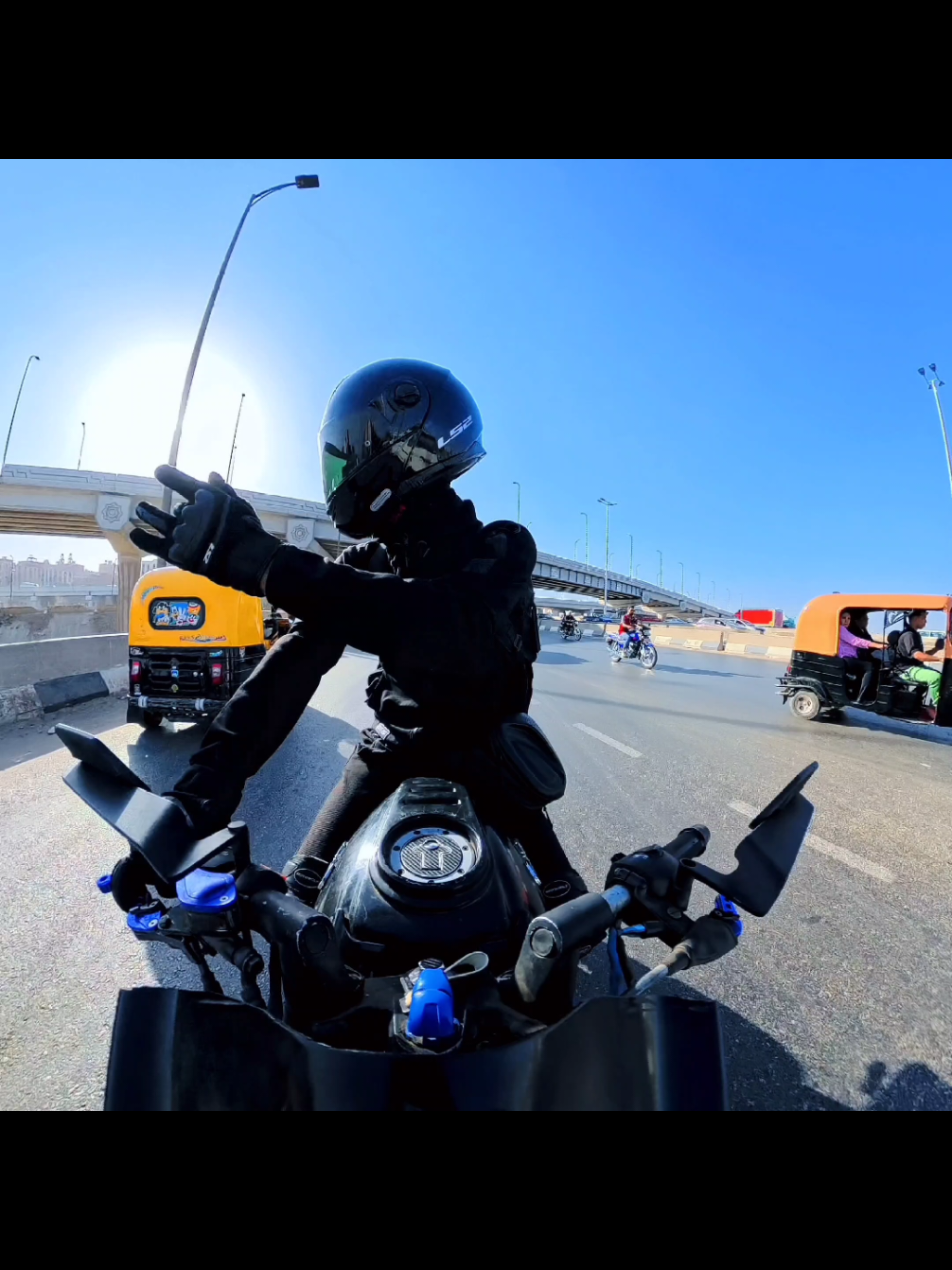 التوكتوك لما يمشي عكس بيبقى حاسس إنه داخل حرب مش شارع  