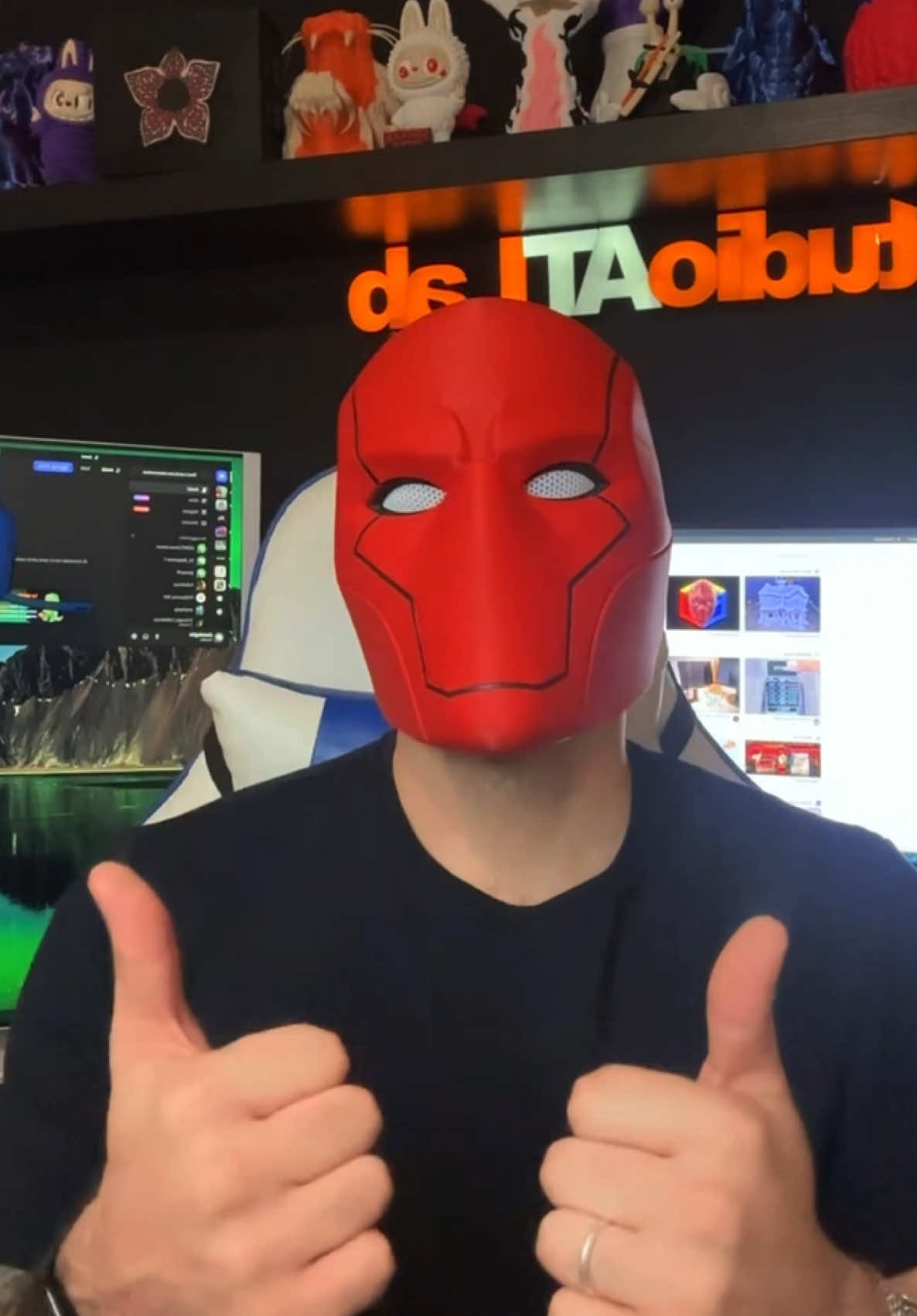 Maschera Red Hood dalla serie di Batman  E venuta perfetta 🤩  Ottima per cosplay, Halloween o da collezione  #redhood #batman #magneticmask #dccomics #3dprinting 