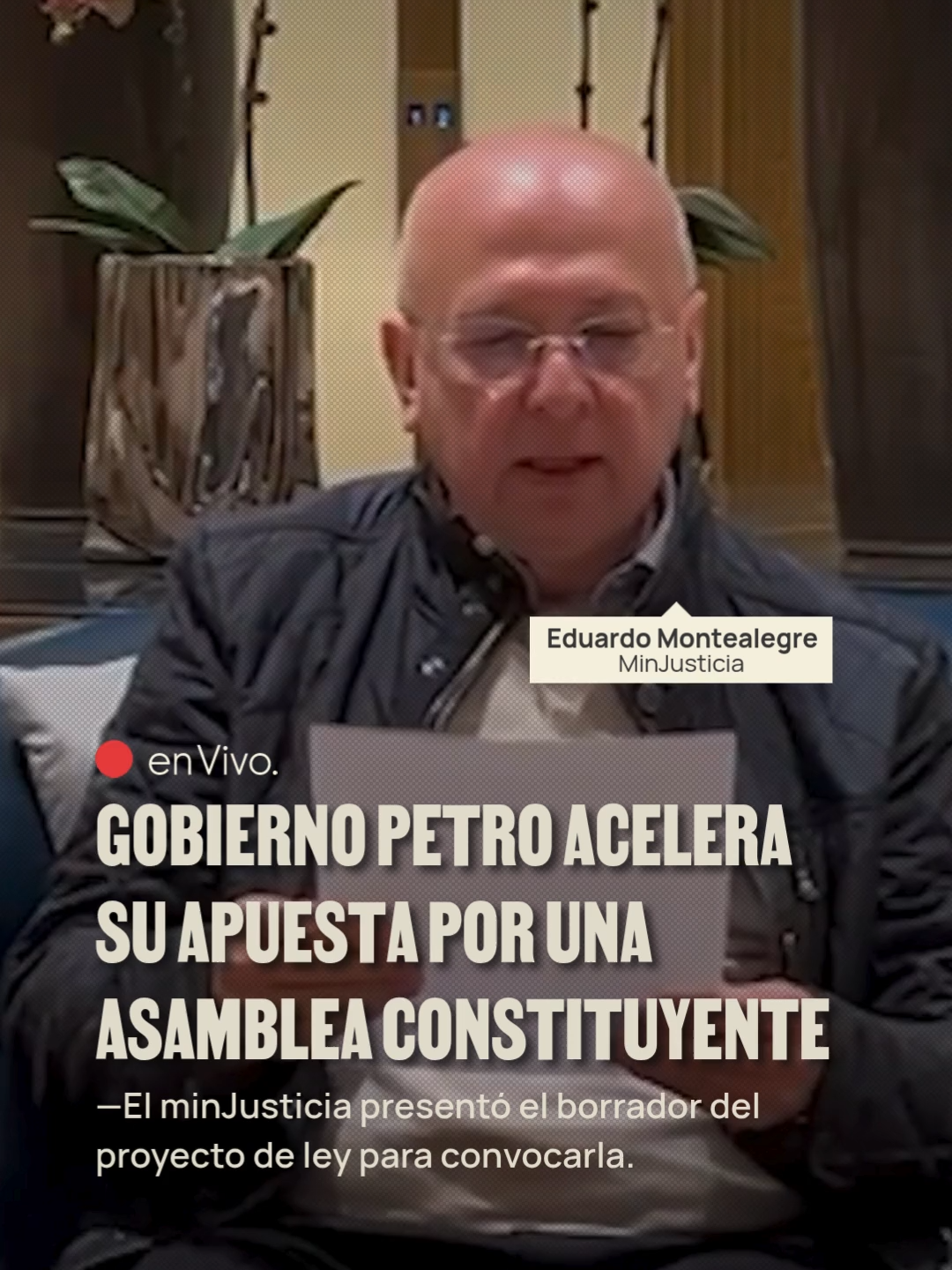 #LaSillaEnVivo El ministro de Justicia, Eduardo Montealegre, presentó esta mañana desde Shanghái (China) el borrador del proyecto de ley para convocar una Asamblea Nacional Constituyente, tal como lo había anticipado el presidente Gustavo Petro desde hace meses. El proyecto propone una Asamblea Constituyente con 71 delegados, hombres y mujeres en igual número, que sesionaría durante tres meses y tendría la facultad de reformar toda la Constitución de 1991, sin disolver el Congreso. Además le daría al presidente facultades extraordinarias por seis meses para definir los requisitos de participación. Sus límites serían los tratados internacionales de derechos humanos, las normas del ius cogens y la prohibición de retrocesos en derechos fundamentales y sociales. Al respecto, el presidente dijo que la iniciativa no es del gobierno -aunque su propio ministro de Justicia lo reveló- sino que será de organizaciones sociales que radicarán y recogerán las firmas. La meta son tres millones de firmas, dijo esta mañana el ministro Eduardo Montealegre a medios como Blu Radio. El mismo Petro, tras la absolución en segunda instancia del expresidente Álvaro Uribe, llamó desde el martes a marchas el viernes y a recoger firmas desde mañana. La propuesta se reactiva en la víspera de la consulta del Pacto Histórico para escoger candidato presidencial del petrismo y sus candidatos a las listas al Congreso, que está amenazada por una baja votación por los líos jurídicos de la elección.