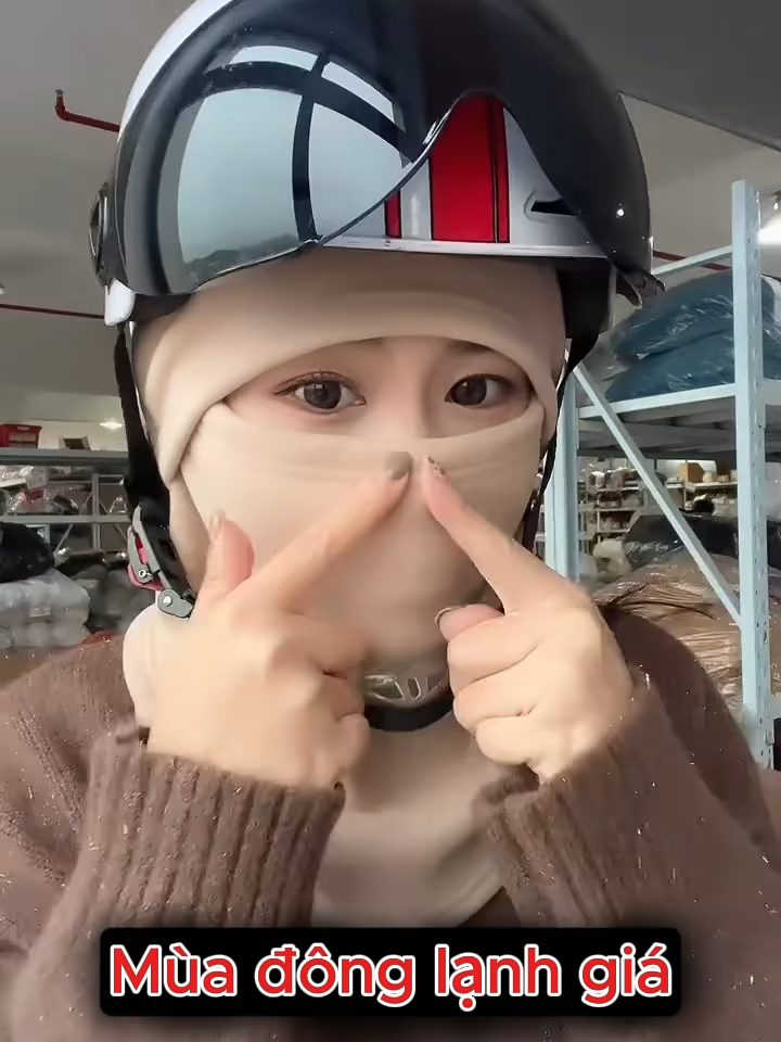 MŨ TRÙM ĐẦU NHUNG  CHỐNG RÉT HOÀN HẢO MÙA ĐÔNG Mùa đông đã đến, bạn đã sẵn sàng bảo vệ mình khỏi cái lạnh cắt da cắt thịt chưa- Hãy để chiếc mũ trùm đầu nhung ấm áp đồng hành cùng bạn- Giữ ấm toàn diện- Bảo vệ đầu, cổ và mặt k