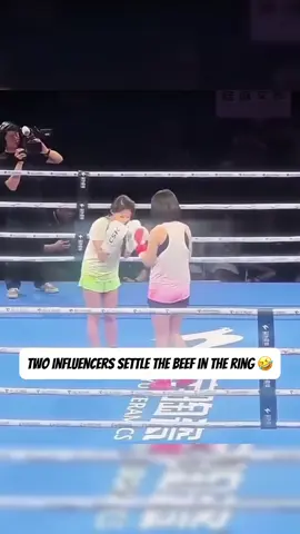 The punch right after the bow 🤣 #Boxing #BoxingTok #FightNight #CombatSports #BoxingHighlights 