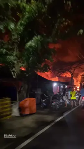 BREAKING NEWS! Terjadi kebakaran hebat di PT Dame tepatanya di Tunggakjati Karawang, Kamis (23/10) malam hari ini. #laporanwargakrw #infokrw #fyp 