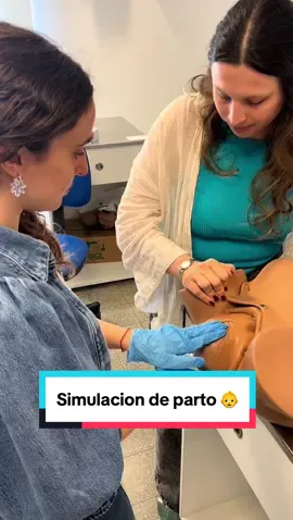 Simulación de parto 👶🏻🩺 Por suerte el bebé era de plástico 😅 IG: @nicolegannn #SimulaciónDeParto #Fmed #Obstetricia #Medicina #MedLife 