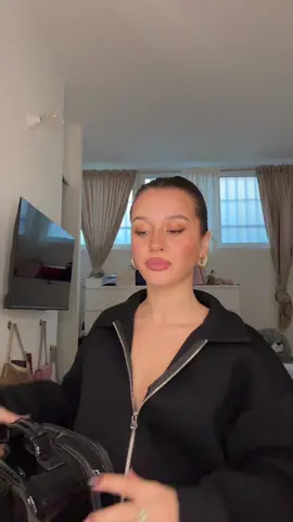 umm iconaaa @Huda Beauty 🍒🍑 Beauty polvere easy bake ora arriva in duo?! due delle mie tonalità easy bake preferite in UN SOLO prodotto #makeup #BeautyTok #hudabeauty #easybakeduo #easybakecherrypie