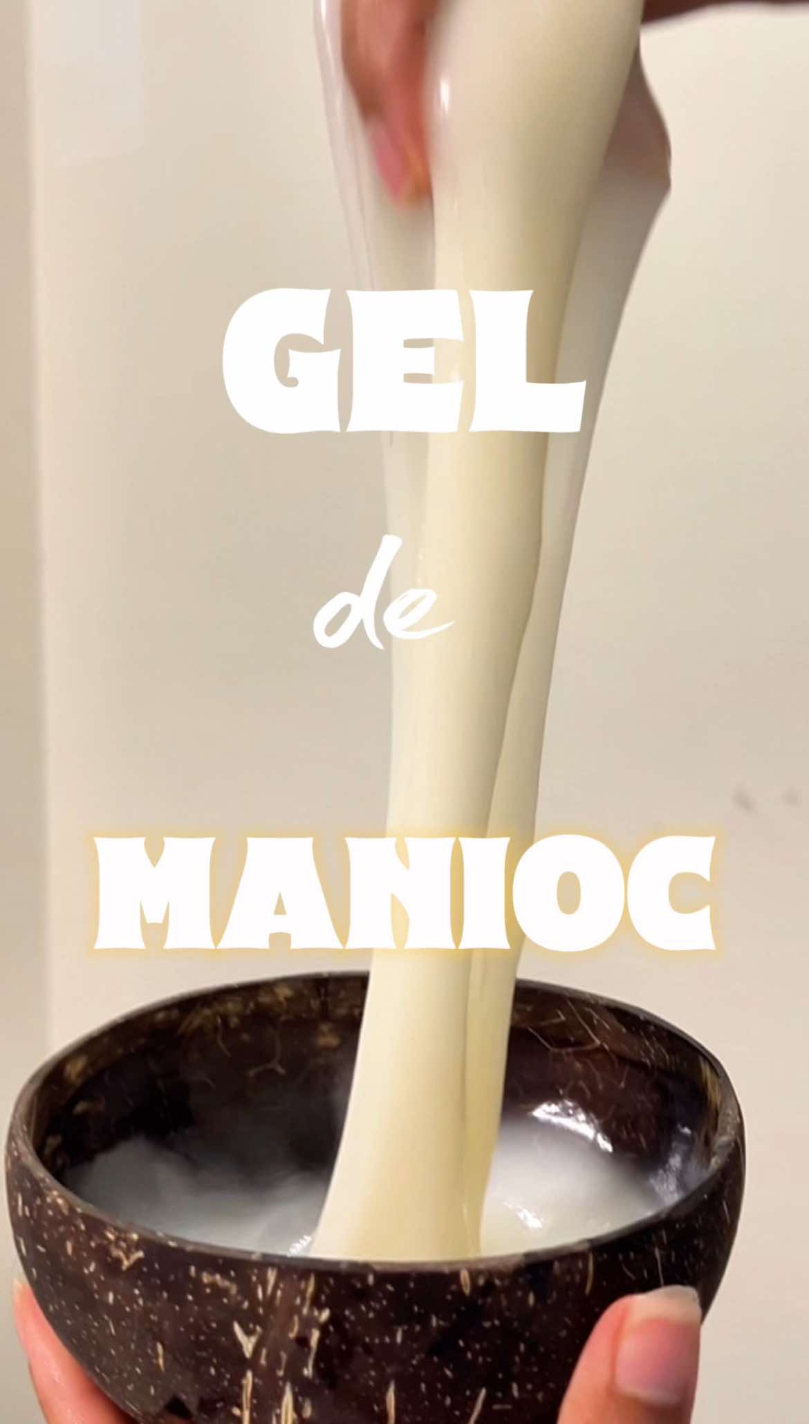 J’ai mis du MANIOC dans mes cheveux 😲 : Voici comment faire !  ⚠️ : Il y’a le manioc doux (sans danger) et le manioc amer. Pour la peau du manioc amer :  Elle contient naturellement des traces de cyanure (comme beaucoup de plantes tropicales). 👉🏽 Elle reste sans danger en usage externe court (5 à 10 minutes) et peu fréquent, 👉🏽 mais ne la laisse pas poser trop longtemps, et fais toujours un test de tolérance avant sur une petite zone. 👉🏽 Évite aussi sur les peaux irritées, blessées ou très sensibles. Les informations partagées sont à but informatif et éducatif. Elles ne remplacent en aucun cas l’avis d’un professionnel de santé 😉 #manioc #demelant #soincheveux #gel #geldemanioc 