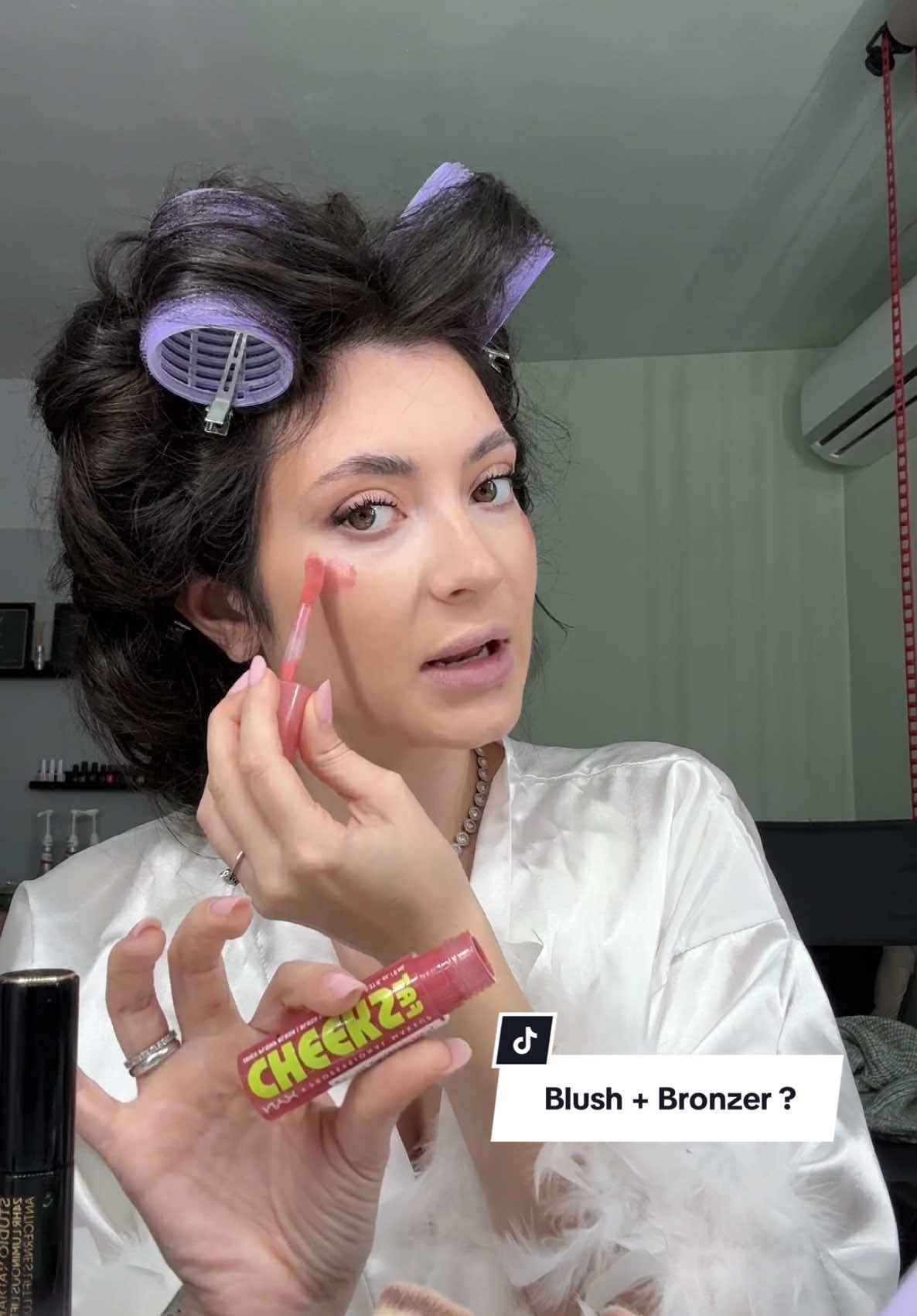 Am gasit cea mai misto combinatie de blush plus bronzer 😍 de la @NYX Professional Makeup, mai ales pentru zilele in care ma machiez foarte putin este perfect 💕 Si bineinteles ca se intinde in 3 secunde cu pensulele de la @Ioana Cristea Makeup Trainer 🌸 Haideti si pe insta :@alexandraprodann ✨ #machiaj #machiajbucuresti #nyxcosmeticsromania #machiaje 