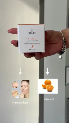 Unsere Lieblingsprodukte für die kalte Jahreszeit:  🍊 Vital C Repair Creme: Stark feuchtigkeitsspendende Crème mit Antioxidantien, Vitamin A & C. 💉 Ageless+ Retinol: Pures Retinol Serum in verschiedenen Konzentrationen in Kombination mit Bisabolol & Ingwer. 🧴Illuma brightening Serum: Ein Serum zur Behandlung von Rötungen & Verfärbungen mit pflanzlichen Aufhellern & Ascorbinsäure. #skincare #beauty #skincarelover #glowingskin #beautycommunity                    