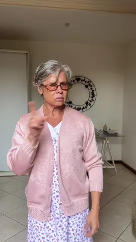 eu sei que eu deveria dormir, mas as vozes da minha cabeça ficam 👗👚🧣🧥👖👕