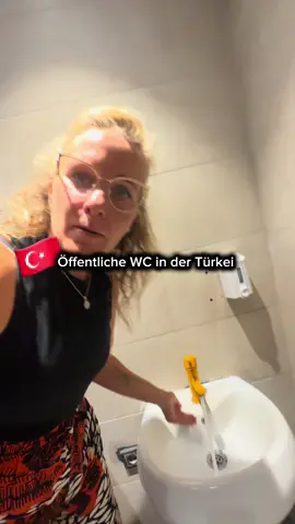 eine ganz normale Mall in der Türkei 🇹🇷 … und selbst die öffentlichen Toiletten verblüffen mich jedes Mal aufs Neue. Es gibt wirklich alles: 🚹 Herrentoilette 🚺 Damentoilette ♿ eine rollstuhlgerechte Toilette 👨‍👩‍👧 eine Familien-Toilette 👶 sogar einen eigenen Wickelraum – mit Platz zum Stillen! Und das Beste daran? Alles ist komplett kostenlos und dabei auch noch sauber und gepflegt. ✨ Für mich ist das ein so schöner Unterschied – weil es zeigt, wie wichtig hier Komfort und Respekt für Familien, Menschen mit Behinderung und einfach alle Besucher ist. Jedes Mal denke ich mir: Warum gibt es das nicht viel öfter bei uns? ❤️ #Türkei #ReisenInDerTürkei #TravelTurkey #VanlifeEurope #VanlifeCommunity      
