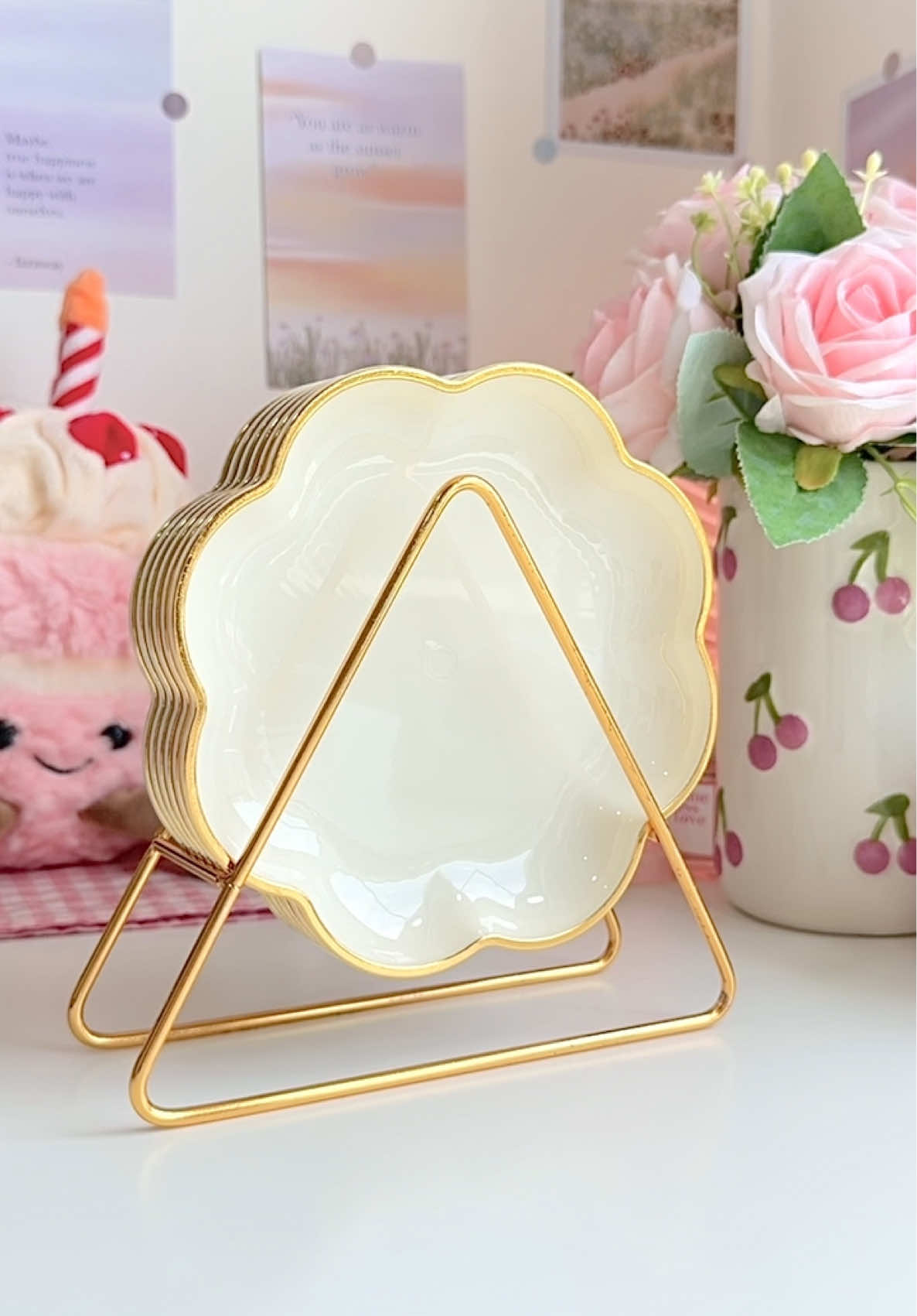 Wajib punya set piring aesthetic bisa untuk cemilan, kue, buah dll. Dapat 6 piring dan 1 dudukan, harganya super murceee. Yg mau langsung cek keranjang kuning yaa #setpiringmakan #piringmakan #setpiringcantik #piringaesthetic #fyp 