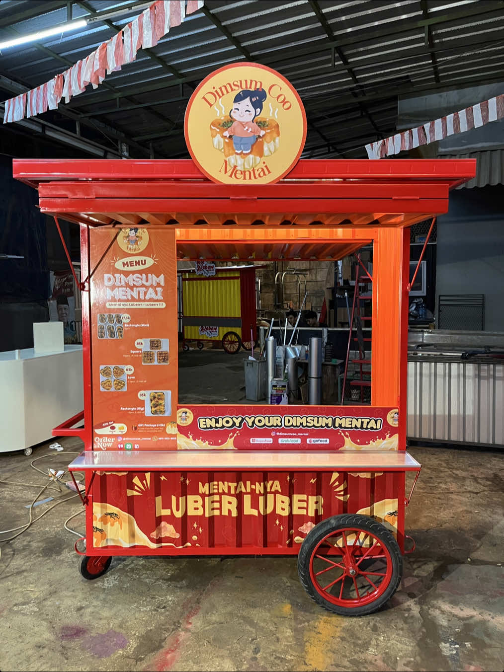 Tampil beda, menarik perhatian, dan siap jualan! 💪 Booth Dimsum Coo Mentai ini bukan cuma cantik — tapi juga dirancang fungsional dan mudah dibawa ke mana aja. Cocok banget buat kamu yang mau mulai usaha kekinian 🍱 #dimsummentai #boothtangerang #custombooth #gerobakusaha #boothkekinian 