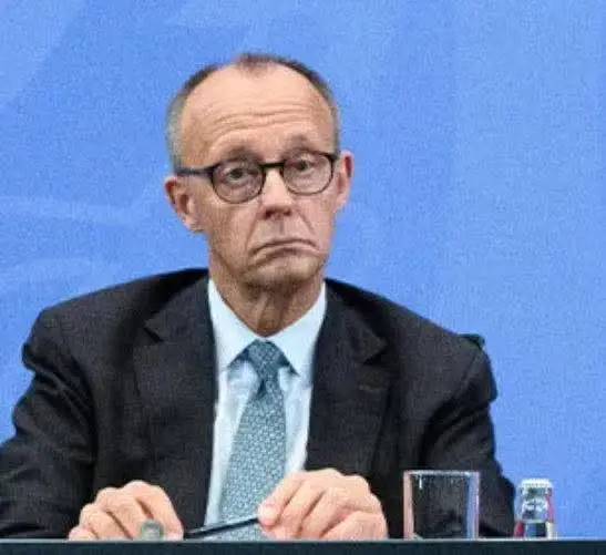 Als Kanzler zweite Wahl Der Blick ist leer der Ausdruck fahl, Das Volk das ist ihm Scheißegal. Lügen kann er und zwar sehr gut Das Land geht abwärts schnell im Flug.  Das geht ihm jedoch am Arsch vorbei, Das Volk , das Land bald ists vorbei. Das Geld das geht in alle Länder, Wer nennt ihn noch nicht Geldverschwender. Diäten hoch die Steuern auch So ist es der Regierung Brauch.  Der Rentner der soll sich berappen  und weiter für die Flüchtling schaffen. Jeder Flüchtling wert in Gold, Leck mich am Arsch Hab’s nicht gewollt. Man traut sich nicht mehr vor die Tür,  des Flüchtlings Messer wartet hier. Und der Regierung so ein Ärger Die Rechten werden immer stärker. Sie sitzen noch im Kleinsten Raum Das wird sich ändern man glaubt es kaum Ein Tritt mit Füßen der Demokraten Läßt auch nichts Gutes noch erwarten