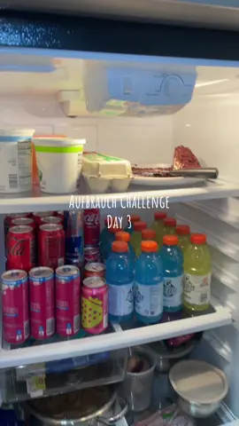 IG: itselisa | Aufbrauch Challenge day 3 - Food edtion 💕  💫 2. Warmes Rote-Bete-Ei-Scramble (Protein Comfort Food) ✨ so eine Art pinkes Shakshuka-meets-Eierspeise-Vibe Zutaten: 	•	2–3 Eier 	•	1 kleine Zwiebel 	•	1 Portion gekochte Rote Bete (gewürfelt) 	•	1 TL Tomatenmark 	•	Salz, Pfeffer, Knoblauch, evtl. Sriracha Mayo oder Peperonillade für etwas Kick Zubereitung: 	1.	Zwiebel anbraten, Tomatenmark dazugeben, kurz karamellisieren lassen. 	2.	Rote Bete unterrühren, mit Salz & Pfeffer würzen. 	3.	Eier drübergeben und langsam stocken lassen (nicht zu heiß). 	4.	Zum Schluss ein bisschen Cottage Cheese oder Joghurt oben drauf für die Cremigkeit. → Wird richtig hübsch pink-rot und schmeckt wärmend, deftig, aber leicht. #aufbrauchchallenge #aufbrauchen #food #foodinspo #Vlog 