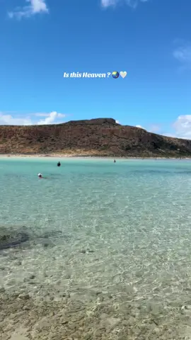 Quand on arrive à Balos Beach, on se pose vraiment la question… parce que oui, ce lieu ressemble à un petit coin de paradis sur Terre. Située sur l’île de Crète, en Grèce, cette plage est connue pour son lagon aux eaux turquoise et transparentes, ses dégradés de bleu à couper le souffle et son sable aux reflets rosés. C’est l’un des endroits les plus photographiés du pays, et honnêtement, on comprend vite pourquoi. 🤩 Le paysage est tout simplement incroyable : une langue de sable relie la plage à un îlot rocheux majestueux qui semble flotter au milieu de la mer. Le contraste entre la mer Égée d’un bleu profond et les eaux peu profondes du lagon crée une scène magique, presque irréelle.  Pour y accéder, il faut un peu de motivation ! La route jusqu’au parking est une piste de montagne, et ensuite, il faut descendre un sentier d’environ 20 à 30 minutes à pied. Mais une fois en bas, la récompense est immense. Si tu veux éviter la marche, il est aussi possible d’y aller en bateau depuis Kissamos — une alternative très populaire pendant l’été. ⛴️ Balos Beach est une réserve naturelle protégée, donc on y trouve une faune et une flore exceptionnelles, notamment des oiseaux rares et des chèvres sauvages kri-kri. 🌿 Petit conseil : arrive tôt le matin pour éviter la foule et profiter pleinement du calme du lagon.  🫶🏽  Partage-moi un endroit magnifique à découvrir ! 🌏 . . . #grecec #crete #travel #ocean #dream 