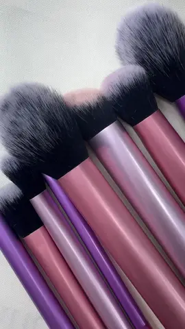 🎨✨ Kit de Pincéis com 8 pincéis maravilhosos  Tudo o que você precisa pra make perfeita! ✨🎨 Transforme sua rotina de maquiagem com esse kit incrível de 8 pincéis: 4 pincéis profissionais para o rosto e 4 para os olhos, perfeitos para esfumar, aplicar base, corretivo, blush e fazer aquele olhar marcante que todo mundo ama! 💖 💡 Por que você vai se apaixonar: 	•	Pincéis macios e de alta qualidade 	•	Ideal pra maquiagens do dia a dia ou looks mais elaborados 	•	Fácil de limpar e super duráveis 	•	Design elegante que deixa sua penteadeira ainda mais charmosa Não perca a chance de ter tudo o que você precisa em um só kit, garantindo precisão, conforto e acabamento profissional em cada make! 💋 🛒 Garanta já o seu kit de 8 pincéis e leve suas makes para outro nível! #pincéis #kit #tiktokshop #promociones #desconto 