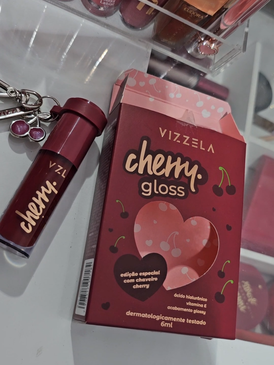Fofinho esse Gloss eu amei cor linda e cheirinho de cereja 🍒🍒 #gloss  #cherry #glosscherry #vizella #penteadeira 