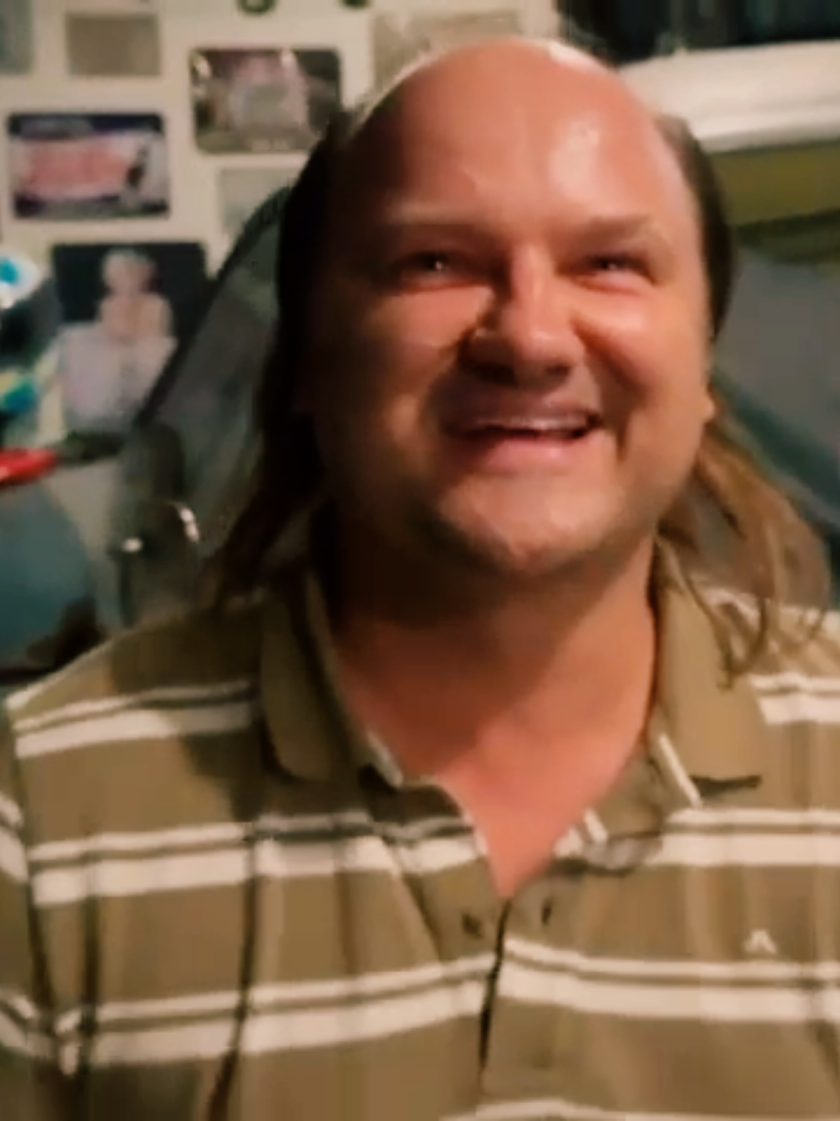 Nikt nie zna tekstu, wszyscy śpiewają... (poza Bułą, bo on akurat zna). Taki był klimat na tym planie.  To przede wszystkim zasługa Cypka - reżysera, który dał nam bardzo dużo luzu, jednocześnie ufając, że ogarniemy to najlepiej jak się da, bez bata nad karkiem.  W sumie wszyscy się skuplowaliśmy i robota przy tym tytule była jak regularne spotkania z mordziakami na podwórku. To był naprawdę klawy czas i przygoda. Bóg mi świadkiem. #furioza #furiozafilm #furiozadruga #jezuskirzeźbiłem #stachu_tattoo 