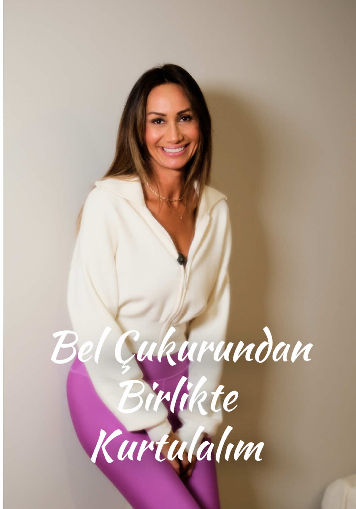 Bugün konumuz lordoz, yani bel çukurunun olması gerekenden fazla olması. Bu durum zamanla bel ağrısına, duruş bozukluklarına hatta nefesin derinliğinin azalmasına bile yol açabiliyor. Ama güzel haber şu ki, sadece bir duvarın önünde günde birkaç dakika ayırarak fark yaratabilirsin. Bu harekette amacımız belin doğal eğrisini fark etmek, bedeni hizalamak ve farkındalıkla güçlenmek. Bu çalışmanın gücü sadeliğinde. Her gün kısa bir süre ayır, bedenin sana nasıl teşekkür ettiğini hissedeceksin. 🌿 #sağlık #sağlıklıyaşam #spor #yoga #Fitness