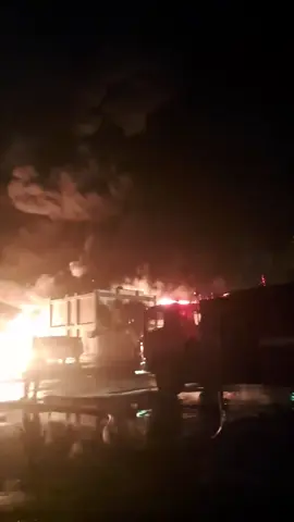 Kondisi terkini Kebakaran di PT Dame Alam Sejahtera yang berlokasi di Jl. Raya R.Dengklok No.354, Tunggakjati, Kec. Karawang Barat. saat ini masih dalam penanganan petugas. #infokrw #kebakaranptkarawang #fyp