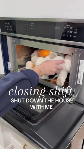 closing shift 🫧 cleaning and reset the whole house to give myself to an easy morning. Heating blanket and hot chocolate are musts #closingshift #cleaningmotivation #cleanwithme #houseinspo #kitchencleaning    
