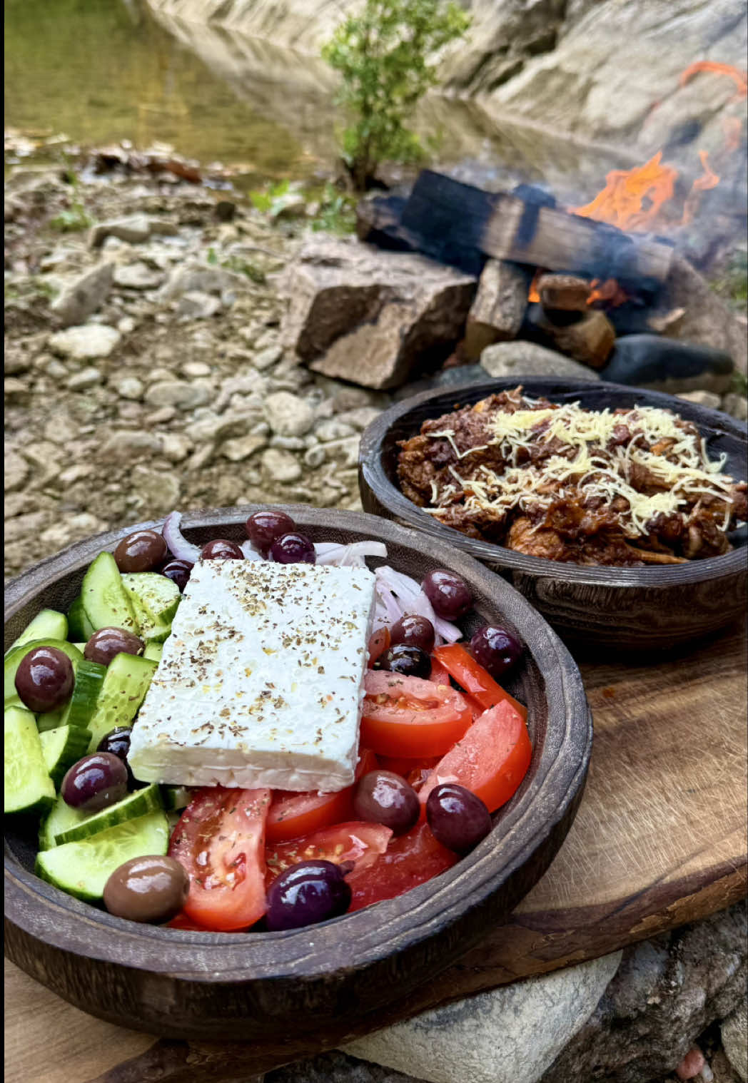 🇬🇷 Κόκορας κρασάτος 🔥🍗🪓 • Rooster braised in wine  #outdoorcooking #wilderness #rooster #wine #fyp 