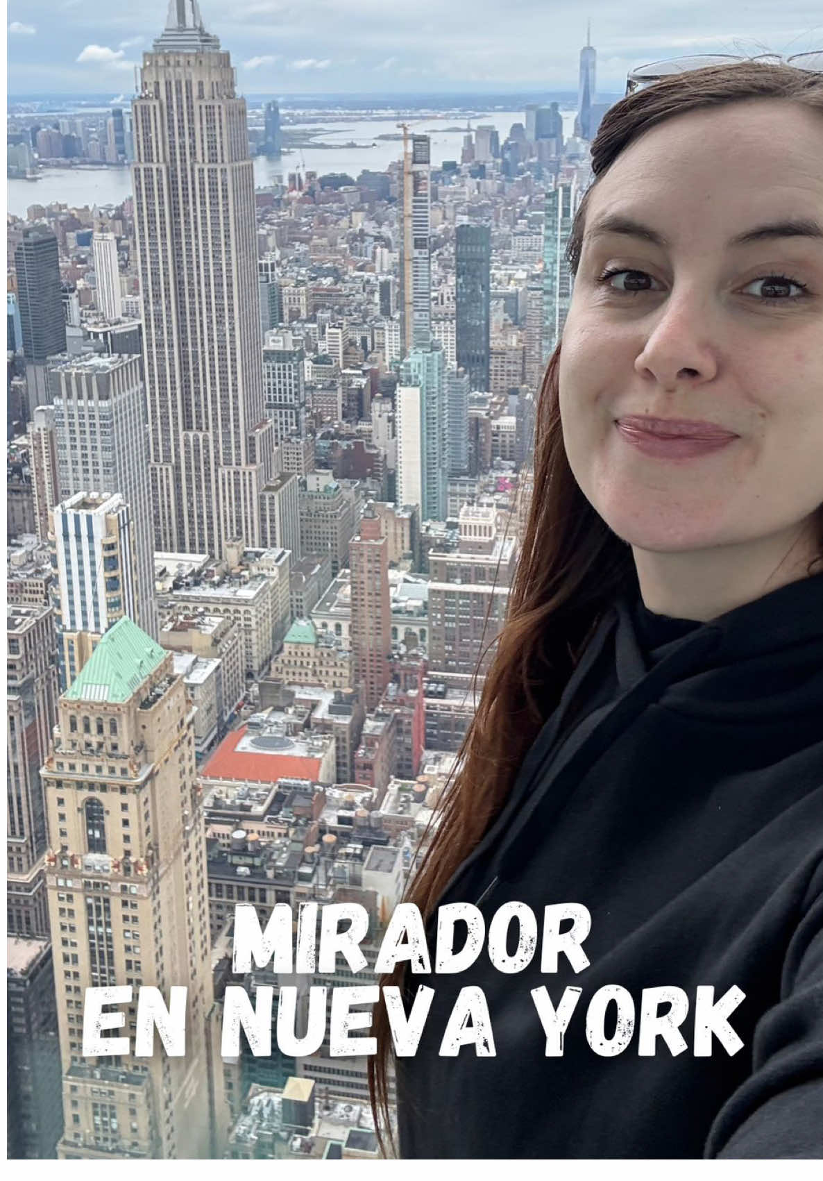 El mirador más divertido de Nueva York ✨ SUMMIT One Vanderbilt no es un mirador cualquiera: está a más de 400 metros de altura, frente al Empire State Building, y combina vistas increíbles con experiencias únicas. Entre sus salas de espejos, los globos plateados flotando y el suelo de cristal, sentirás que estás dentro de una obra de arte. Y pronto abrirán su ascensor transparente que sube ¡por fuera del edificio! 🔆 Consejo: te darán gafas de sol al entrar (la luz se refleja muchísimo) y procura ir con shorts o pantalones, ya que todo está lleno de espejos.  💡 Compra tus boletos con antelación en su web, porque se agotan rápido. Cuestan desde 50 USD. Si buscas una experiencia diferente en Nueva York… este lugar te va a dejar sin palabras 🗽 #NuevaYork #SUMMITOneVanderbilt #ViajarEsVivir #MiradoresDelMundo @SUMMIT One Vanderbilt 