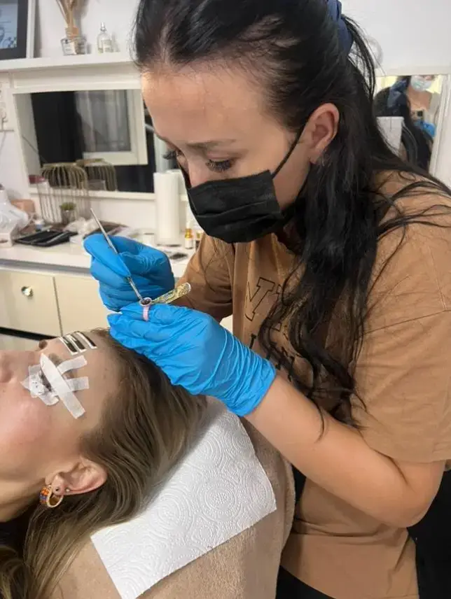 💖  Prothésiste Ongulaire & Technicienne de Cils Bienvenue dans mon univers, où la beauté se mêle à la précision, et où chaque détail compte. Je suis Sidorela, passionnée par l’art de sublimer les mains et le regard. Mon métier, c’est avant tout valoriser la féminité et révéler la confiance à travers des créations soignées, élégantes et durables. 💅 L’Art des Ongles Chaque ongle est une toile, chaque pose une création unique. Spécialisée en extensions aux chablons, gel,   et nail art, je m’inspire des tendances modernes tout en respectant le style et la personnalité de chaque cliente. Mon objectif : vous offrir des mains impeccables, raffinées et parfaitement adaptées à votre image. Je veille à la qualité, l’hygiène et la durabilité de chaque prestation, pour un résultat aussi beau que confortable. Des formes élégantes, des finitions précises, des teintes harmonieuses — parce que vos ongles méritent le meilleur. 👁️ Le Regard Sublimé En tant que technicienne de cils, je mets tout mon savoir-faire au service de votre regard. Je propose des poses classiques, volume russe, mixte ou effet naturel, réalisées avec des produits de haute qualité et une technique maîtrisée. Chaque regard est différent, et c’est ce qui rend mon travail si passionnant : trouver le style parfait qui met en valeur votre beauté naturelle tout en préservant vos cils. Mon but : que vous repartiez avec un regard intense, harmonieux et irrésistible. 🌸 Mon Engagement Chez moi, chaque cliente bénéficie d’un accueil personnalisé, d’une écoute attentive et d’un moment de détente absolue. Je mets un point d’honneur à créer une expérience beauté complète, où professionnalisme et douceur se rencontrent. Mon plus grand plaisir ? Voir mes clientes repartir souriantes, confiantes et fières d’elles-mêmes. ✨ Ongles parfaits, regard de rêve — laissez-moi révéler la plus belle version de vous-même. ✨ A très bientôt les belles ❤️❤️🌸🌸