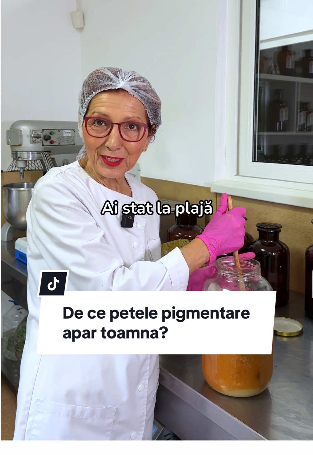 🍂✨ Toamna – momentul în care pielea ne arată urmele verii. După luni de soare, căldură și expunere, pot apărea pete pigmentare – mici zone mai închise la culoare care ne amintesc că pielea noastră are memorie. 🌞➡️🌑 Pe măsură ce bronzul dispare, melamina produsă în exces în timpul verii se distribuie neuniform, iar aceste pete devin vizibile. Ele apar cel mai des pe față, gât, decolteu sau mâini – acolo unde pielea a fost cel mai expusă. 💛 Toamna este perioada ideală pentru regenerare, pentru a reda luminozitatea pielii și a o susține să-și recapete echilibrul natural. Răbdare, blândețe și îngrijire consecventă – acestea sunt secretele pielii uniforme și luminoase.