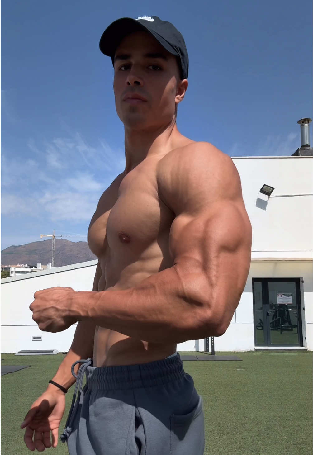 Dos personas completamente diferentes… @Cal AI para tus calorías 🤝 #cambiofisico #definicionmuscular 