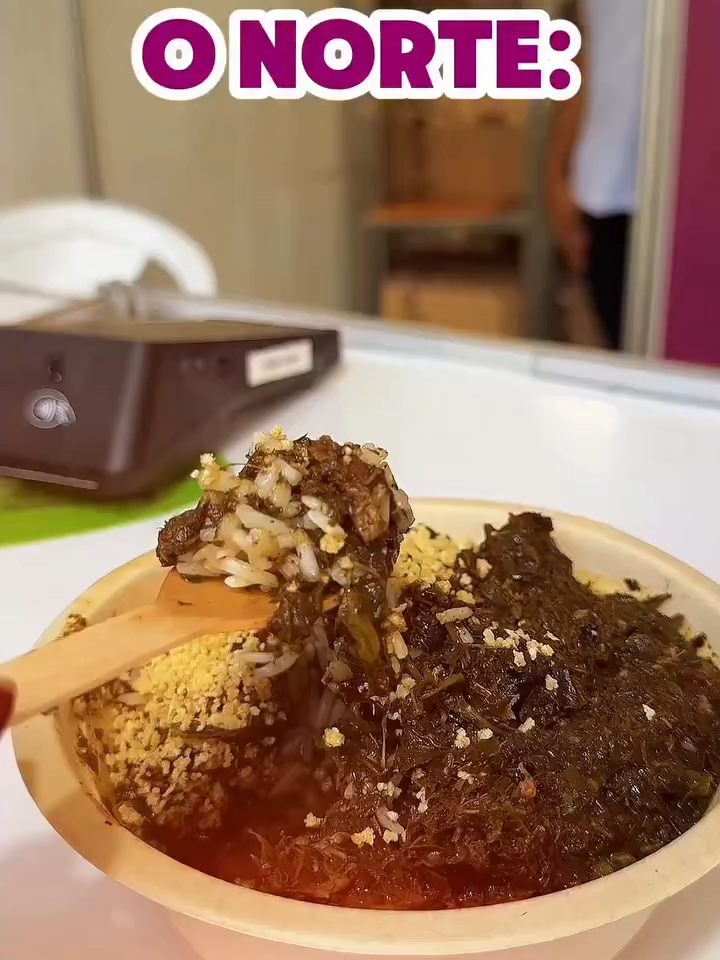 Tem lugar por aí que entrega uma gastronomia bem fraquinha… 🥱 Mas esse nunca foi o nosso caso! Aqui, a comida tem história, tem sabor, tem identidade e tem orgulho de ser paraense. 💚✨ O tempero de um povo inteiro! #FestivalVerOPeso2025 #CulináriaParaense #GastronomiaAmazônica #OTemperoDeUmPovoInteiro #VeroPesodaCozinhaParaense