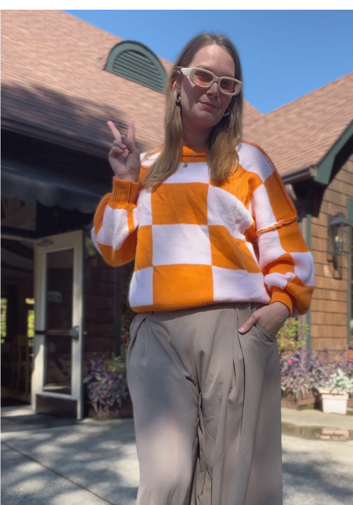 Another day, another work fit. #sweater #style #fashion #dearlover #checkerboard 