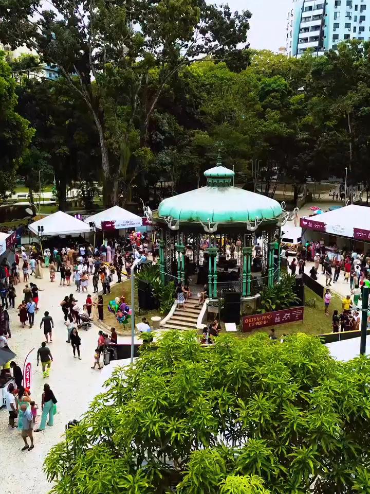 No Chefs na Praça, a gente foi além dos sabores e fez a pergunta que não quer calar: O que da nossa culinária deliciosa combina com Coca-Cola? 🥘🥤 Spoiler: a resposta tem a ver com aquele sabor que abraça, surpreende e faz a gente querer repetir! Vem descobrir os pares perfeitos e brindar com a gente! 🍛✨ #ChefsNaPraça #FestivalVerOPeso2025 #CulináriaParaense #OTemperoDeUmPovoInteiro #CocaColaCombina
