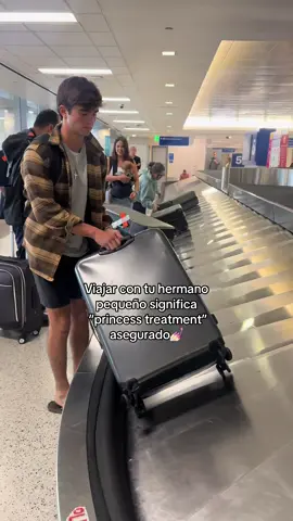 Me encanta viajar con el 💅🏻 #hermanos #hermanopequeño #princesstreatment #viptreatment #brother 