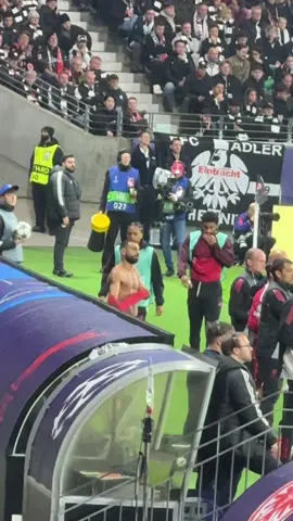 عضب محمد صلاح اثناء التبديل في مباره اينترخت فرانكفورت  #صلاح #المانيا🇩🇪 #eintrachtfrankfurt #mosalah #egyptian 