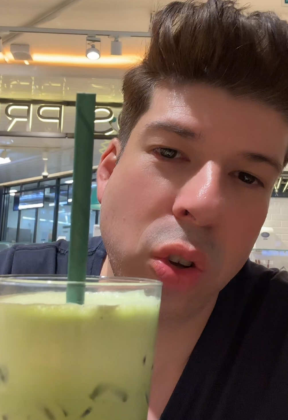 Cafezinhos gelados e macha lattes para suportar o calor de Madri, que já, já, virá uma friaca! Alegrias do outuno… #machalatte #elcorteingles #madri #cafezinho #eurotour 
