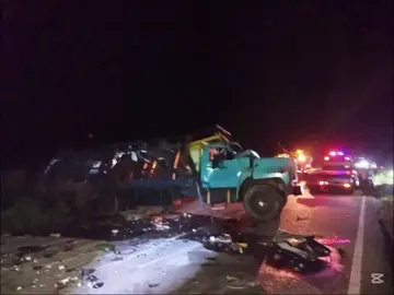 diarioelvistazo Noticia narrada:CamiónFord 750 cargado con 24 motos nuevas se volcó enla carretera que une a los estados Anzoátegui yMonagas.Escuche l