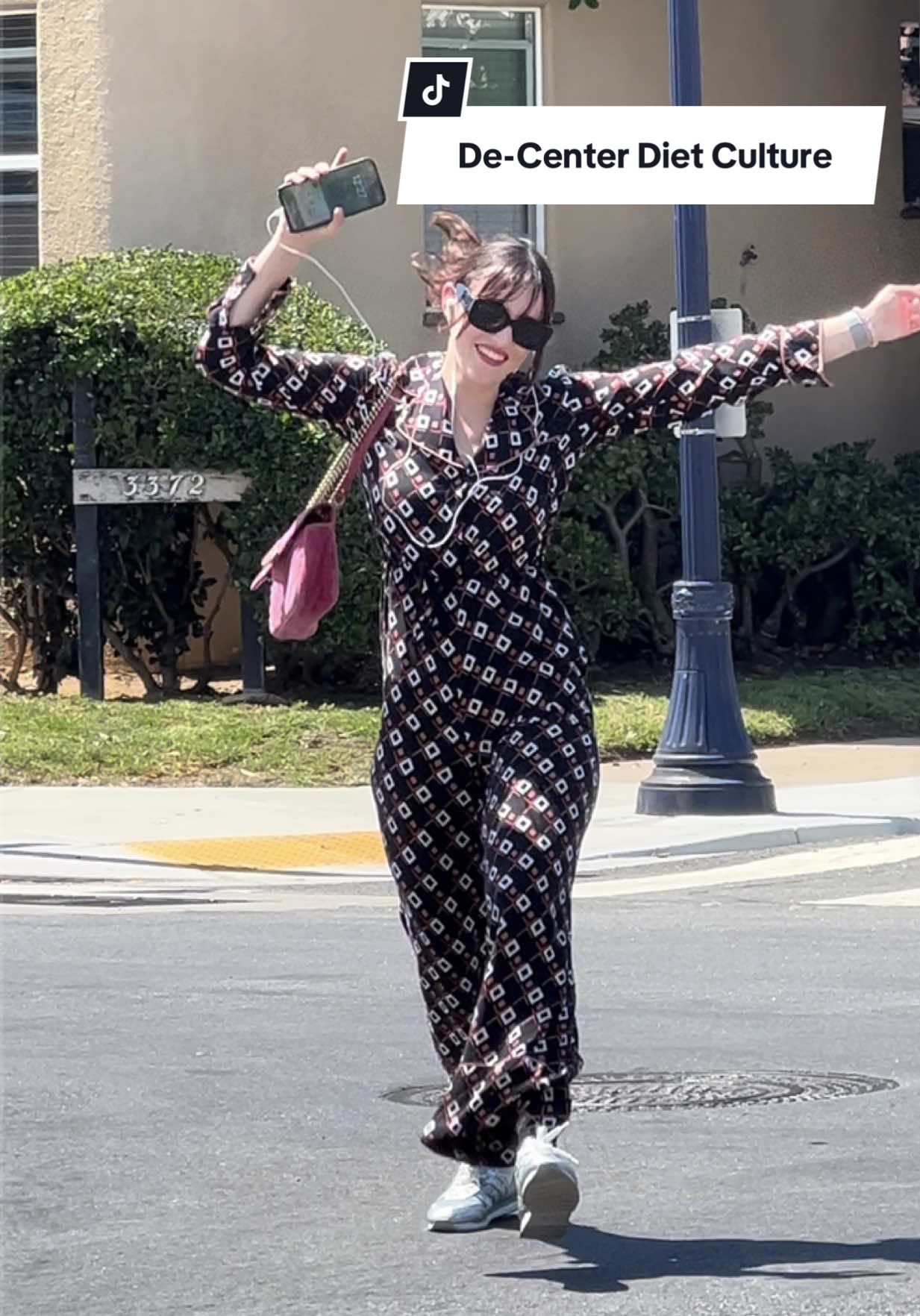 Feeling like Nicole Kidman post divorce. 😎 Wdym I can enjoy my life, what I wear, how I look, and what I eat without worrying about anyone else’s opinion on the matter?! #nutritiontips #unpopularopinion #decentermen #decenterdietculture 