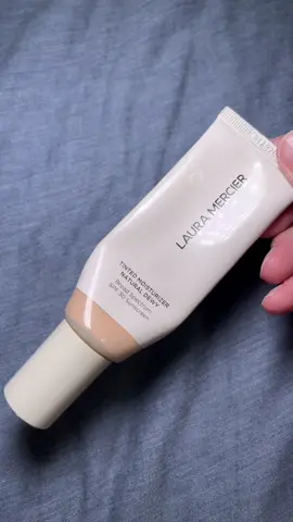 The Laura Mercier tinted moisturizer is amazing! It sits well on my skin and doesn’t setting into fine lines. #lauramercier #lauramerciertintedmoisturizer #tintedmoisturizer #cosmetics #skincareroutine 