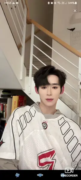 เมื่อเราบอกคนอื่นว่ามีสองจอจะตามทีล่ะสองคน ผลที่ได้คืออัดจอไว้เครื่องนึงอีกเครื่องแคปรูป ไลฟ์จินจื่อหาน ไปไหนไม่รอดแล้ว