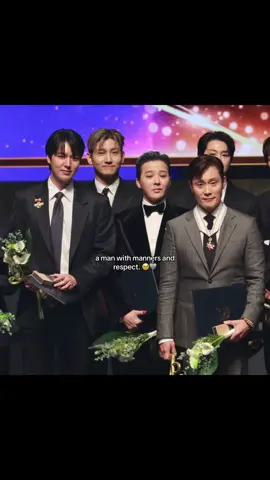 the way he bowed to other people🥹🤍 he’s so politeee.. #gdragon #bigbang #fyp #koreanpopularcultureandartsawards #cultureawards2025 