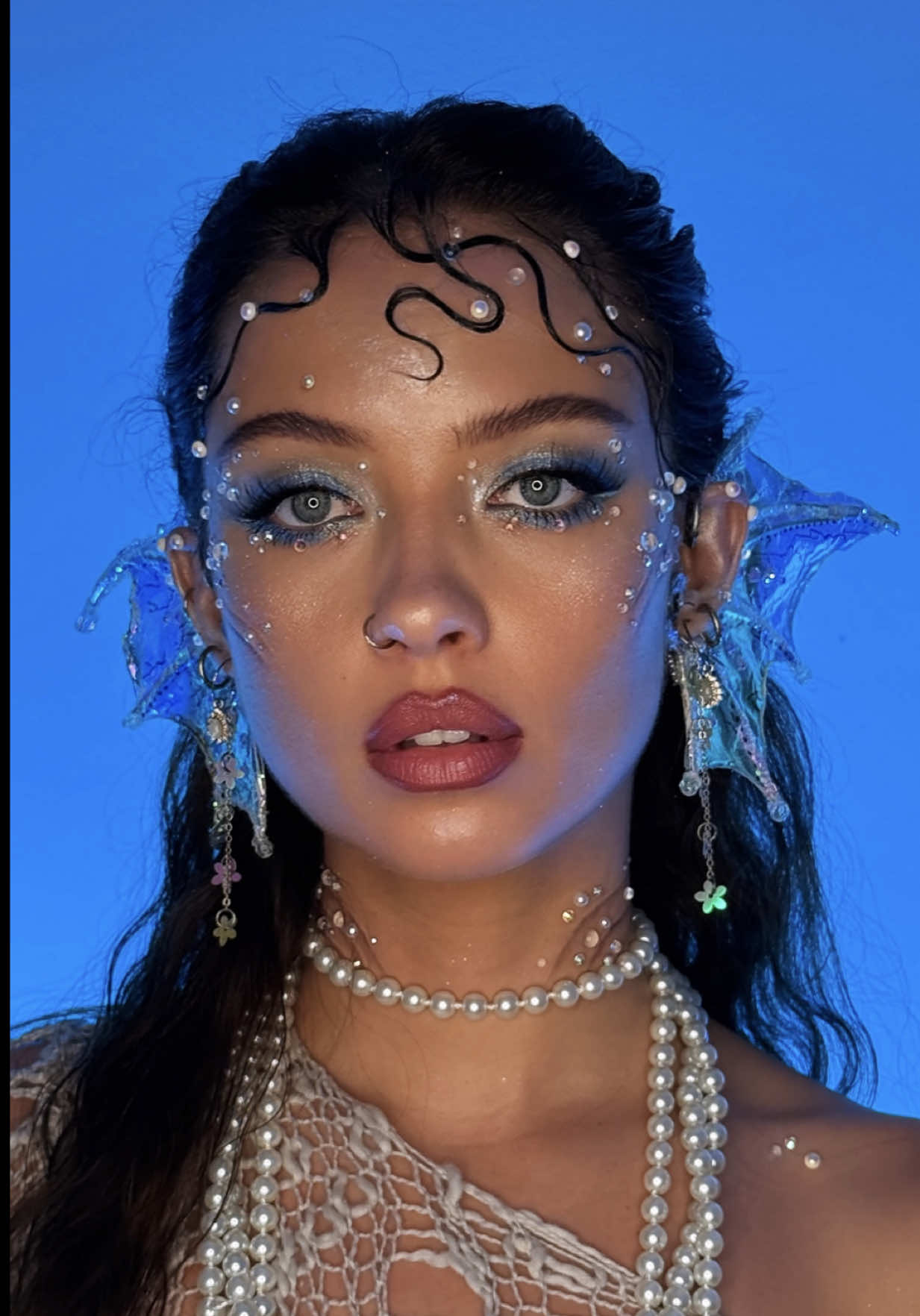 Make siren ears (or fins?) with me 🖌️🩵🐠✨ This technique is almost identical to my wings tutorial, so for an in depth instructions head on over to that in depth reel! #siren #sirencostume #DIY #darksiren #mermaid 