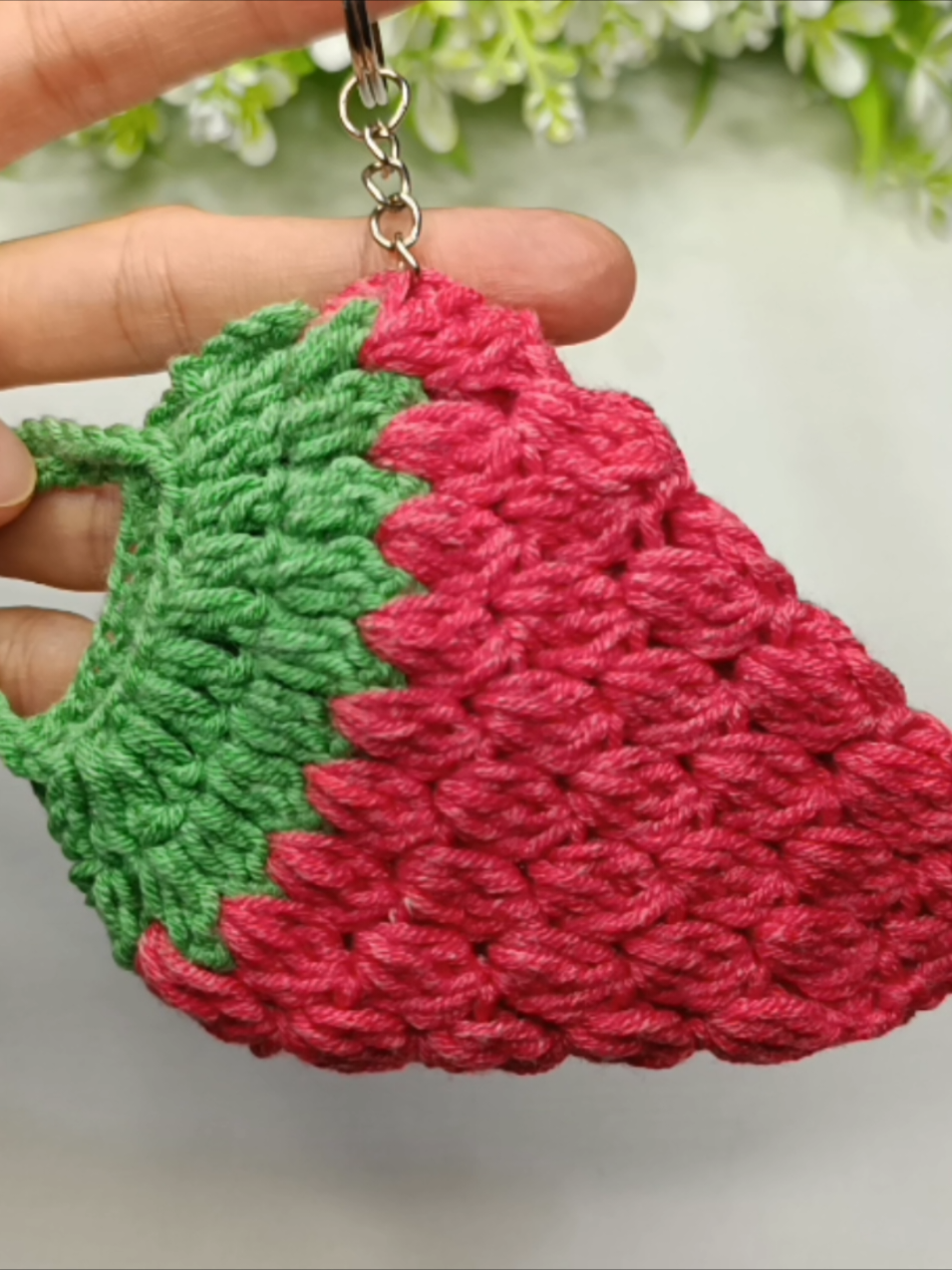 Strawberry 🍓 patterned crochet keychain making 💯#örgümodellleri #keşfet #knitting #crochet 