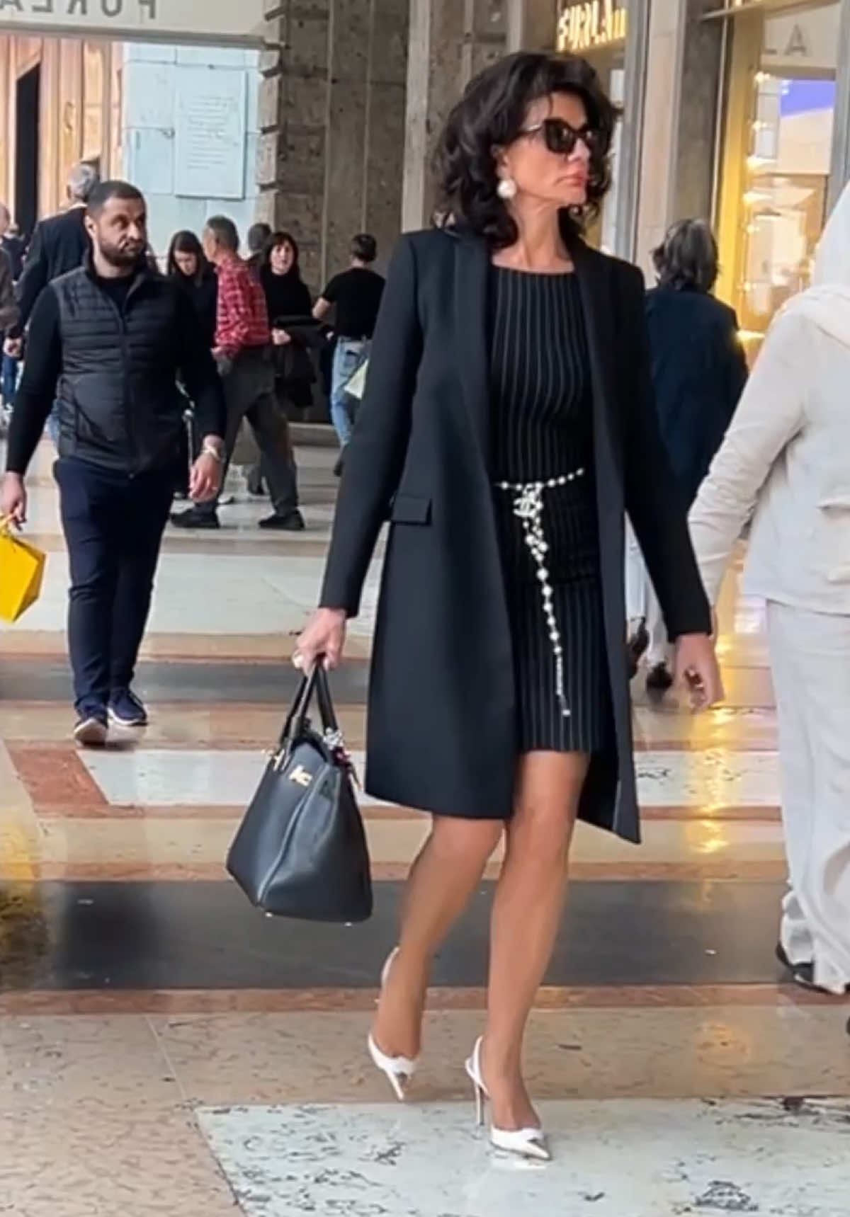 How Italians Dress in Luxury events this Fall 2025 🍂 🔴See the newest Milan fashion in My YouTube Channel 👉 [Link in Bio] #italianstyle #milanstreetstyle #italianfashion #fallfashion #milanstreetstyle 