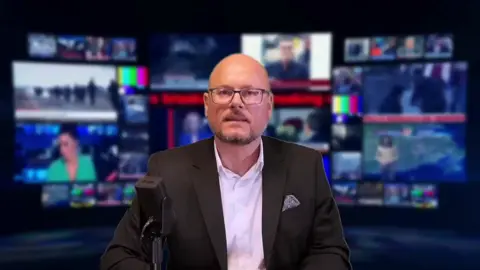 𝗪 𝗚𝗿𝗮𝗯𝗼́𝘄𝗸𝘂 𝘀𝗮𝗺𝗼𝗰𝗵𝗼́𝗱 𝗼𝘀𝗼𝗯𝗼𝘄𝘆 𝘄𝗽𝗮𝗱ł 𝗱𝗼 𝗷𝗲𝘇𝗶𝗼𝗿𝗮. 23-letni kierowca zdołał wydostać się przez tylną szybę, zanim auto całkowicie zatonęło.