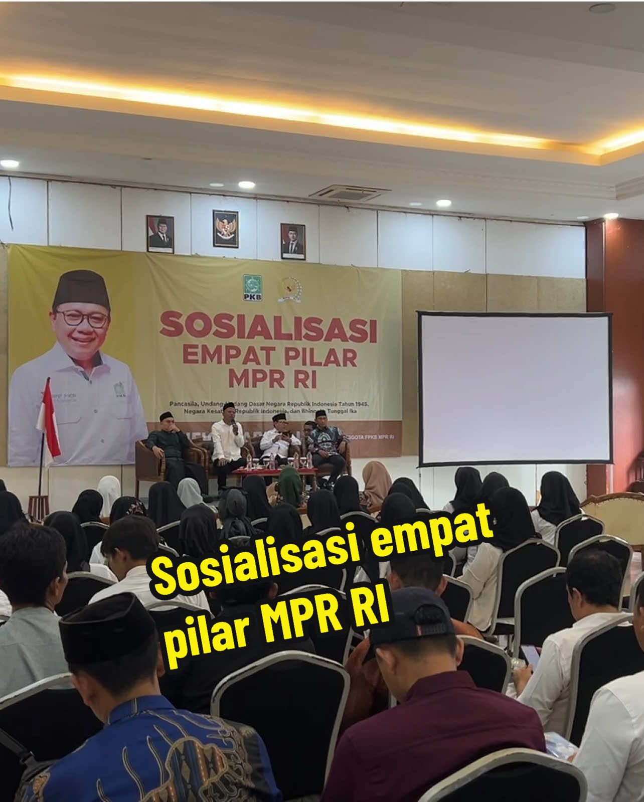 Anggota DPR RI Taufiq R Abdullah Tekankan Pentingnya Empat Pilar Kebangsaan Kebumen – Anggota DPR RI Taufiq R Abdullah menegaskan pentingnya seluruh lapisan masyarakat memahami dan mengamalkan empat pilar kebangsaan. Hal itu disampaikannya dalam kegiatan Sosialisasi Empat Pilar Kebangsaan yang digelar di Hotel Mexolie Kebumen, Jumat (17/10/2025). Empat pilar yang dimaksud, yakni Pancasila, Undang-Undang Dasar (UUD) 1945, Negara Kesatuan Republik Indonesia (NKRI), dan Bhinneka Tunggal Ika. Menurut Taufiq, keempat pilar tersebut merupakan fondasi utama dalam menjaga keutuhan serta persatuan bangsa Indonesia. “Sosialisasi empat pilar harus terus digalakkan, karena menjadi perekat dan penggerak masyarakat. Jangan hanya sekadar slogan,” tegas Taufiq di hadapan para peserta. Dalam kesempatan tersebut, Taufiq juga menyoroti pentingnya peran keluarga, sekolah, dan komunitas dalam menanamkan nilai-nilai kebangsaan sejak dini. Menurutnya, pemahaman terhadap empat pilar tidak boleh berhenti pada tataran teori semata, melainkan harus diwujudkan dalam tindakan nyata di kehidupan sehari-hari. “Bahkan ada pihak-pihak yang menilai Pancasila sebagai penghambat kemajuan bangsa. Itu jelas salah tafsir. Kalau dipahami secara proporsional, nilai-nilai Pancasila justru sangat penting dan relevan untuk kemajuan bangsa,” ujarnya. Taufiq menambahkan, empat pilar kebangsaan merupakan pedoman hidup berbangsa dan bernegara yang harus terus dijaga, terutama di tengah derasnya arus globalisasi dan perkembangan teknologi informasi yang dapat memengaruhi pola pikir masyarakat. “Dalam Pancasila terdapat nilai-nilai luhur yang bisa menjadi dasar pengembangan diri, baik secara individu maupun kelompok,” imbuhnya. Ia juga menegaskan bahwa di era keterbukaan informasi seperti sekarang, masyarakat harus memiliki pondasi ideologis yang kuat agar tidak mudah terpengaruh oleh ideologi asing yang bertentangan dengan jati diri bangsa. “Masyarakat harus dibekali dengan nilai-nilai Pancasila dan semangat kebangsaan agar tidak mudah goyah menghadapi berbagai pengaruh negatif globalisasi,” ucapnya. Kegiatan sosialisasi ini merupakan bagian dari program berkelanjutan Majelis Permusyawaratan Rakyat (MPR) RI. Taufiq menyampaikan komitmennya untuk terus hadir di tengah masyarakat guna memperkuat nilai-nilai kebangsaan demi mewujudkan Indonesia yang maju, adil, dan berdaulat. “Saya mengajak seluruh peserta untuk menjadi pelopor dalam penguatan wawasan kebangsaan di lingkungan masing-masing. Sosialisasi ini adalah langkah konkret untuk menumbuhkan kembali rasa cinta tanah air,” tutupnya. #pkb #dprri #mpr #empatpilar 