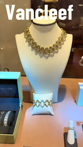 Your going to feel Fabulous in these Van cleef and arpel pieces! #vancleef #bracelet #necklace   #designer #Daouds 