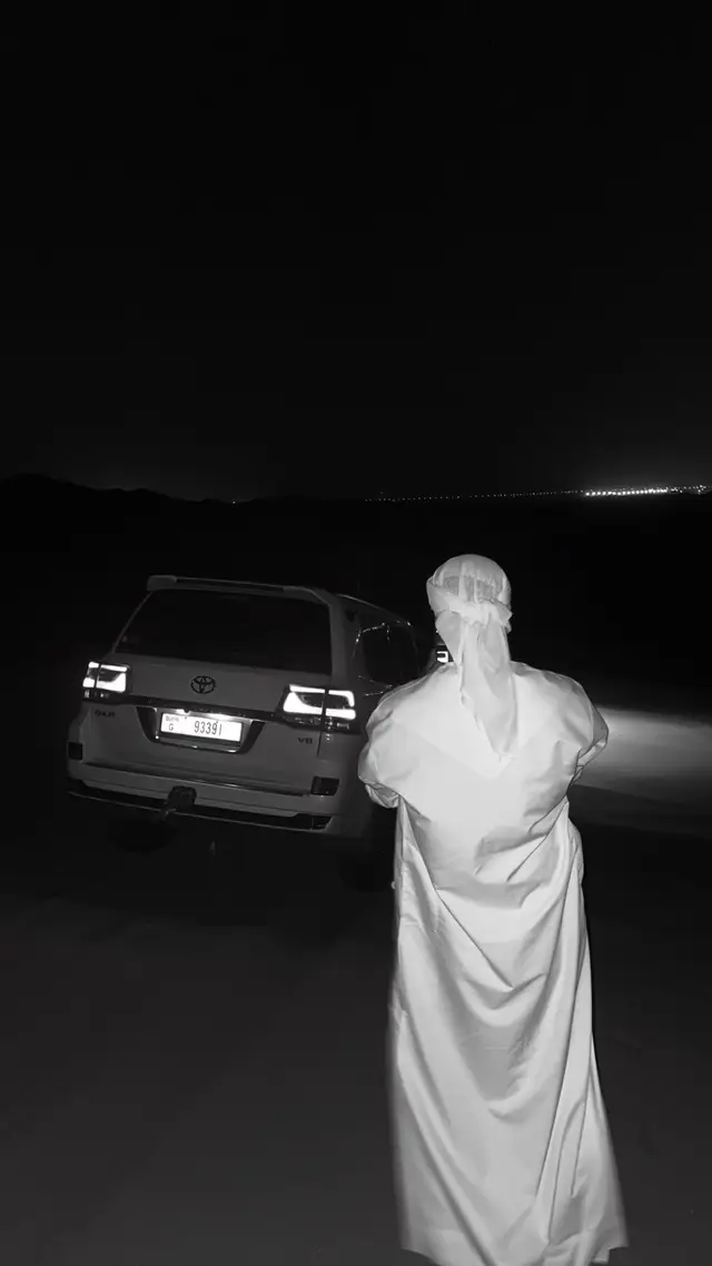 غنيتها من ساعه اقبلتي  عيني ما قد شافت كذا مخلوق  كنش على ذوقي تشكلتي قلتي لي اصبر بس انا المطفوق عجلت في شوفش وعجلتي..